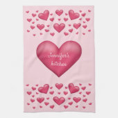 パーソナル化可能なハートを持つピンクの文字 キッチンタオル (縦)
