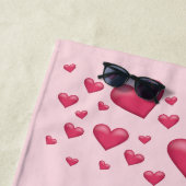 パーソナル化可能なハートを持つピンクの文字 ビーチタオル (インサイチュ)