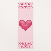 パーソナル化可能なハートを持つピンクの文字 ヨガマット (正面)