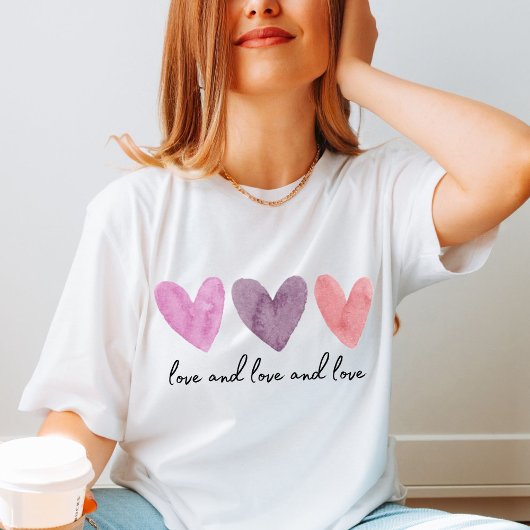 パーソナル化可能なハートを持つ3つの水色文字 Tシャツ