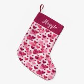 パーソナル化可能な名前の可愛いピンクのハートパターン スモールクリスマスストッキング (正面 (吊り時))
