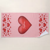パーソナル化可能な赤いハートの文字 ビーチタオル (正面)