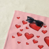 パーソナル化可能な赤いハートの文字 ビーチタオル (インサイチュ)