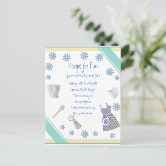 パーティの招待状の郵便はがきを調理している青い女の子 インビテーションポストカード (スタンド正面)