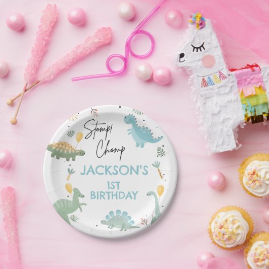 パーティーのような恐竜の最初の誕生日ウェルカムサイン ペーパープレート (パーティー)