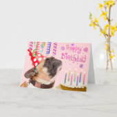パーティーのパグおよびお誕生日ケーキ カード (黄色い花)