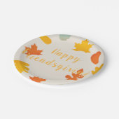 パーティーの休日を与えている幸せな友人 ペーパープレート (アングル)