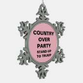 パーティーの国が切り株の雪片に立つ スノーフレークピューターオーナメント (左)