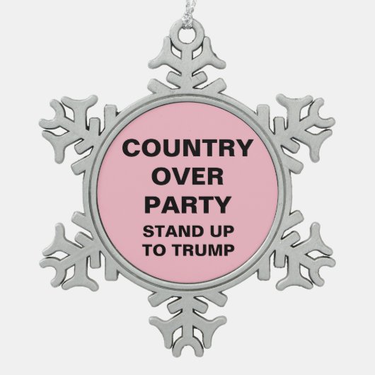 パーティーの国が切り株の雪片に立つ スノーフレークピューターオーナメント (正面)