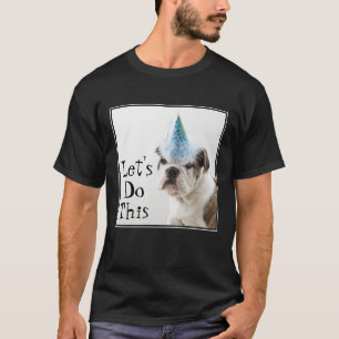パーティーの帽子を身に着けているイギリスのブルドッグの子犬 Tシャツ