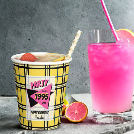 パーティーは90年代の黄色い格子状の誕生日のような 紙コップ