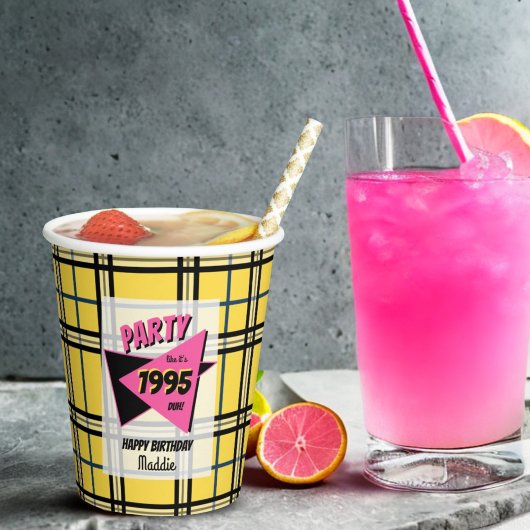 パーティーは90年代の黄色い格子状の誕生日のような 紙コップ