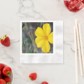 パーティーやイベント向けの明るいフローラ食器 縁ありカクテルナプキン (インサイチュ)