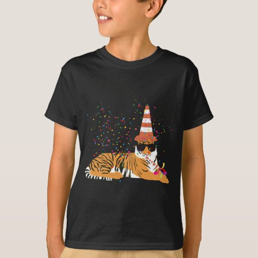 パーティーを楽しむトラの動物たち Tシャツ (正面)