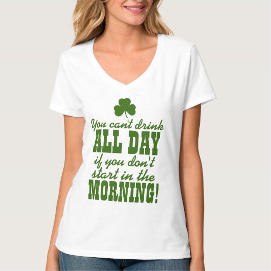 パーティーを飲むおもしろいなSt pattys day Tシャツ (正面)