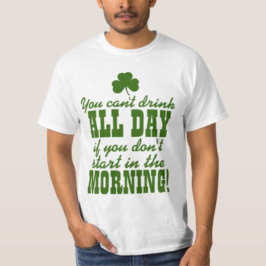 パーティーを飲むおもしろいなSt pattys day Tシャツ (正面)
