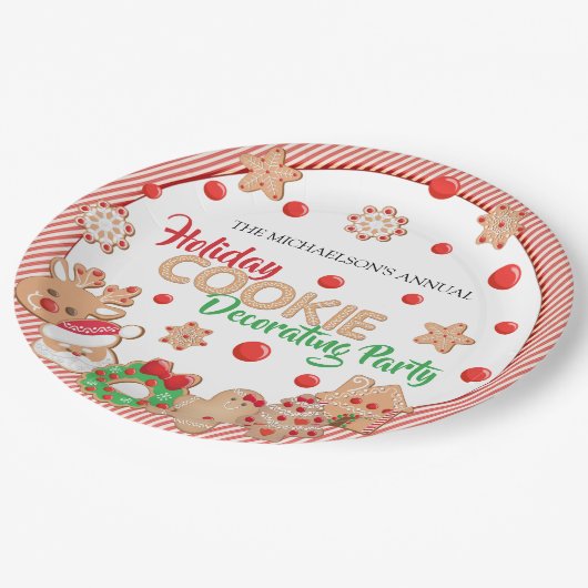 パーティーを飾る休日のクリスマスのクッキー ペーパープレート (アングル)