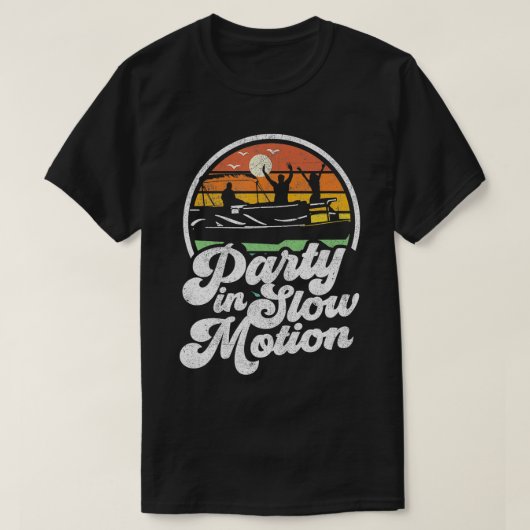 パーティーインスローモーションレトロおもしろいポンツーンボートボート Tシャツ (デザイン正面)