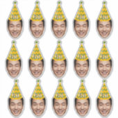 パーティーハットをかぶったおもしろ誕生日顔 + カスタム年齢 シール (正面)