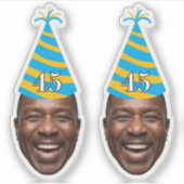 パーティーハットをかぶったおもしろ誕生日顔 + カスタム年齢 シール (正面)