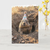 パーティーハットをかぶったグラウンドホッグの誕生日 カード (黄色い花)