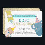 パーティー動物象金ゴールドグリッターボーイ誕生日 招待状<br><div class="desc">この可愛い"すべてのパーティー動物を呼ぶ"男の子の誕生日の招待は、キリンであるパーティー帽子を持つパーティー動物、象と虎の白い背景に光のティール(緑がかった色)/ターコイズの青い色でアクセントを付ける。裏面にはグリッターフェイク金ゴールドの背景がある。お客様のニーズに合わせてカスタマイズ私の店ではもっとウッドランドの動物製品を見つけることができる。</div>