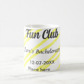 パーティー女子のためのイエローライン背景 コーヒーマグカップ (中央)