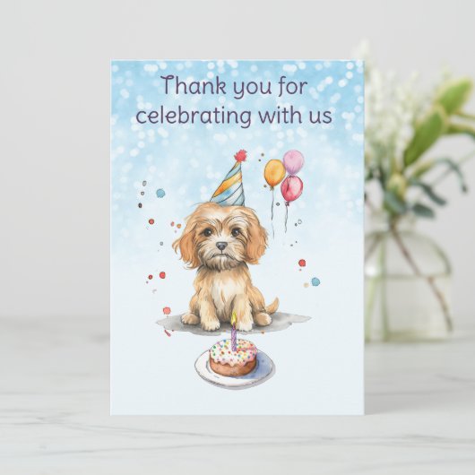 パーティー帽子をかぶったかわいい子犬の誕生日 サンキューカード (スタンド正面)