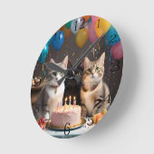 パーフェクトお祝い:猫の誕生会 ラウンド壁時計 (傾斜)