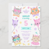 パーフェクトカラフルパーティーかわいい子猫誕生日 招待状 (正面)