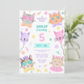パーフェクトカラフルパーティーかわいい子猫誕生日 招待状 (スタンド正面)