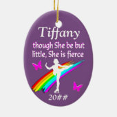 パープルかわいらしパーソナライズアイススケートで滑るオーナメント セラミックオーナメント (裏面)