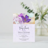 パープルかわいらし春クロッカスベビーシャワー招待状 ポストカード (スタンド正面)