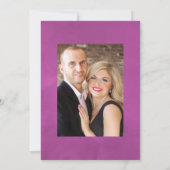パープルとゴールドのヴィンテージ フラワー ウェディング 写真 招待状 (裏面)