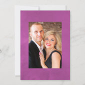 パープルとゴールド ヴィンテージ フラワー ウェディング フォト 招待状 (裏面)