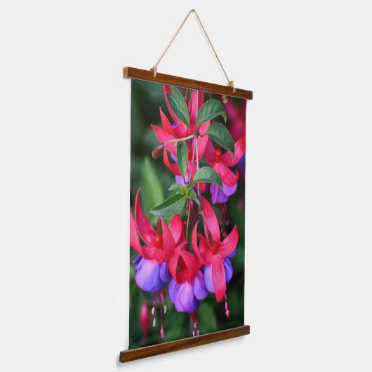 パープルとピンクバイカラー明るい赤紫色フローラ 吊り下げ型タペストリー (傾斜あり)