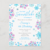 パープルとブルーの雪の結晶の誕生日パーティー ポストカード (正面)