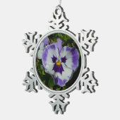 パープルとホワイトのパンジーカラフルフローラ スノーフレークピューターオーナメント (右)