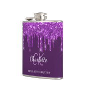 パープルのグリッターが、モノグラムの名前のスクリプトに滴り落ちる フラスク (左)