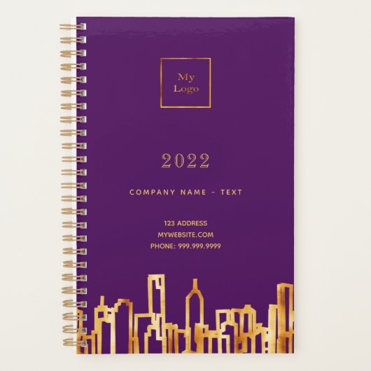 パープルのロゴ入りゴールドの都市スカイライン ビジネス 2027 プランナー手帳 (正面)