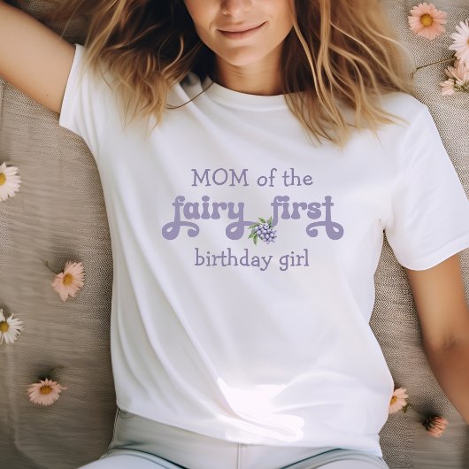 パープルの妖精の母 初めてのイチゴの誕生日 Tシャツ