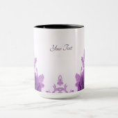 パープルの花が咲き誇るマグカップ マグカップ (中央)