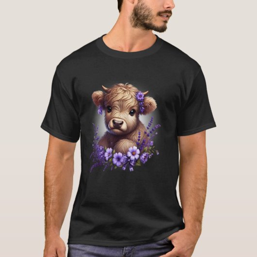 パープルの花とハイランド仔牛 スコットランドの農場 Tシャツ (正面)