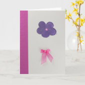 パープルの花とピンクの弓をパーソナライズ カード (黄色い花)