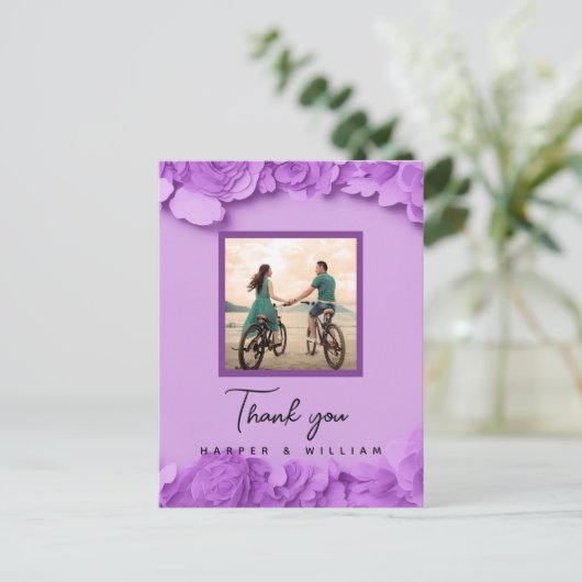 パープルの花の結婚式の写真のお礼 ポストカード (スタンド正面)