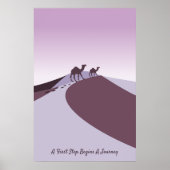 パープルアート、スローガン、ラクダが砂漠を歩く ポスター (正面)