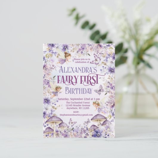パープルウォーターカラーフローラフェアリー第1誕生日 インビテーションポストカード (スタンド正面)
