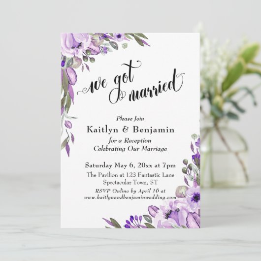 パープルウォーターカラーフローラル「私たち結婚しました」タイポグラフィー 招待状 (スタンド正面)