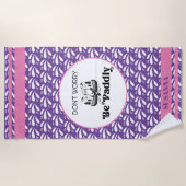 パープルウォーターストライプパターンレトロカヌートター名 ビーチタオル (正面)