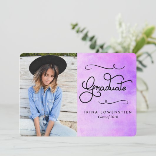 パープルウォーターモダンカラー卒業タイポグラフィ 招待状 (スタンド正面)